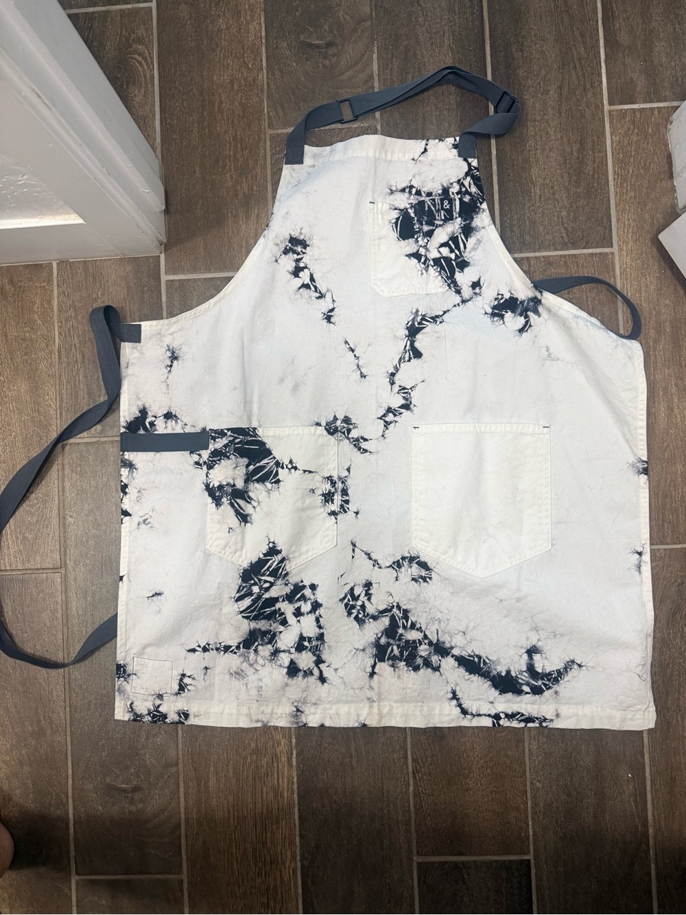 Hedley & Bennet White and Navy Tie-Dye Kitchen Apron with Pockets